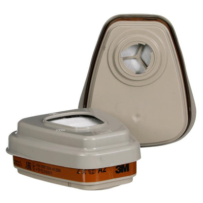 Δύο μπεζ 3M™ Σετ φίλτρων 6003-1SP A2P3 φίλτρα (2x6055, 2x5935, 2x501) από την 3M Deutschland GmbH για οργανικούς ατμούς - το ένα όρθιο, το άλλο ξαπλωμένο; καθένα με τετράγωνες οπές και πορτοκαλί ετικέτες.