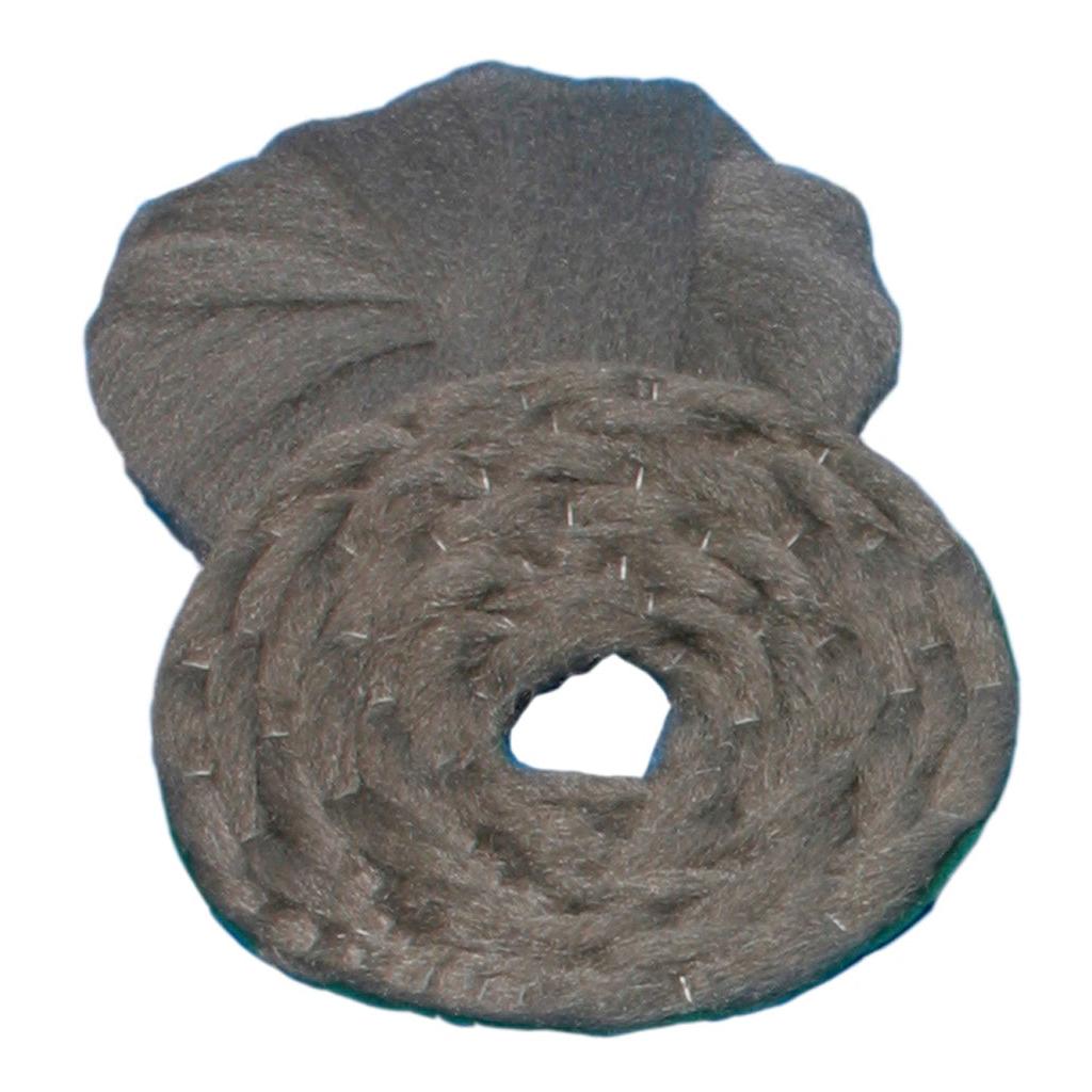 Ένα τυλιγμένο μαξιλαράκι από ατσάλινο μαλλί Inox (43 cm) της Diversey Deutschland GmbH & Co. OHG, παχύ και γκρι, απεικονίζεται με ένα ανοιγμένο άκρο μπροστά από λευκό φόντο. Αυτό το ανοξείδωτο μαξιλαράκι καθαρίζει και γυαλίζει βιώσιμα πέτρινες επιφάνειες και είναι επαναχρησιμοποιήσιμο. Συσκευασία με 1 τεμάχιο.