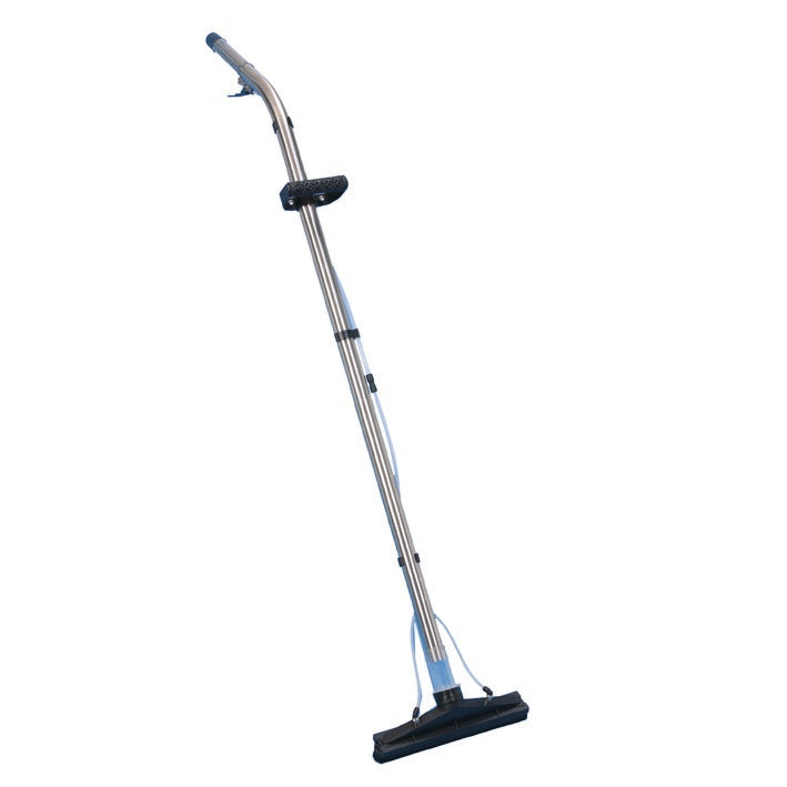 Το σετ αξεσουάρ TASKI για σκληρά δάπεδα της Diversey Deutschland GmbH & Co. OHG περιλαμβάνει έναν εύκαμπτο σωλήνα ψεκασμού μήκους 3,5 μέτρων, ένα τριμερές ραβδί και ένα ακροφύσιο για τον καθαρισμό σκληρών δαπέδων· απεικονίζεται σε λευκό φόντο.