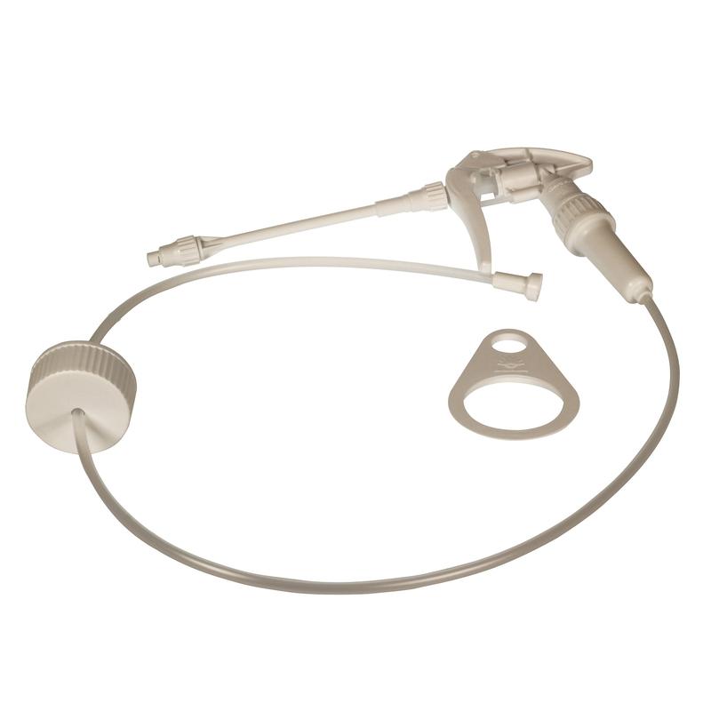 Ένα λευκό κεφάλι αφρού για φιάλη 2 L από πλαστικό της Diversey Deutschland GmbH & Co. OHG απεικονίζεται με έναν σωλήνα συνδεδεμένο σε μια λαβή σκανδάλης, τοποθετημένο δίπλα στο στρογγυλό κεφάλι ψεκασμού με τρύπα, όλα σε ένα απλό λευκό φόντο.