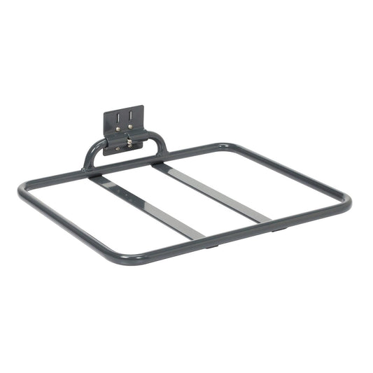 Die TASKI Sackablage klappbar von Diversey Deutschland GmbH & Co. OHG ist ein graues, glattes Metallregal mit einem rechteckigen Rahmen, zwei Mittelstangen und einer Halterung für die Montage an der Vorder- oder Rückseite des Trolleys. Zusammenklappbar für einfache Lagerung. Packung: 1 Stück.