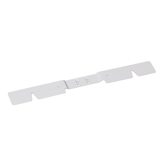 Der TASKI Zubehörhalter groß (450 mm) von Diversey Deutschland GmbH & Co. OHG ist ein Metallhalter mit erhöhtem Mittelteil, gekerbten Kanten und zentralen Befestigungslöchern - konzipiert für den manuellen Einsatz bei Reinigungsarbeiten. Packung: 1 Stück.