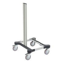 Das Produkt "TASKI Chassis Micro, Grundgestell klein" von Diversey Deutschland GmbH & Co. OHG ist ein kompaktes, mobiles Equipment-Grundgestell mit vier Lenkrollen und zentralem Pfosten auf weißem Hintergrund.