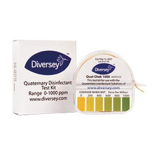 Das Diversey QUAT Test Kit, 1 Stk. von Diversey Deutschland GmbH & Co. OHG besteht aus einer weißen Box und einem runden Teststreifenbehälter mit einer Farbkarte, die die QUAT-Konzentrationsbereiche von 0 bis 1000 ppm anzeigt.
