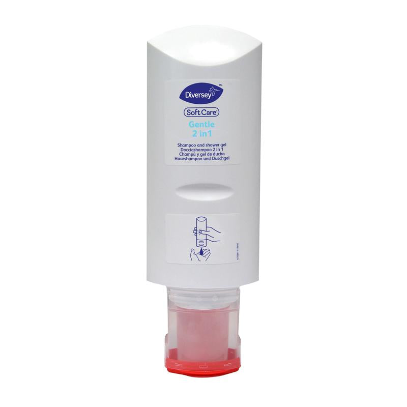 Ένα λευκό μπουκάλι Soft Care Gentle 2in1 αφρόλουτρο και σαμπουάν για τα μαλλιά 300 ml από την Diversey Deutschland GmbH & Co. OHG, με κόκκινο καπάκι, απεικονίζεται ανάποδα. Η μπροστινή ετικέτα και η ένδειξη για την απαλή φόρμουλα είναι ορατά.