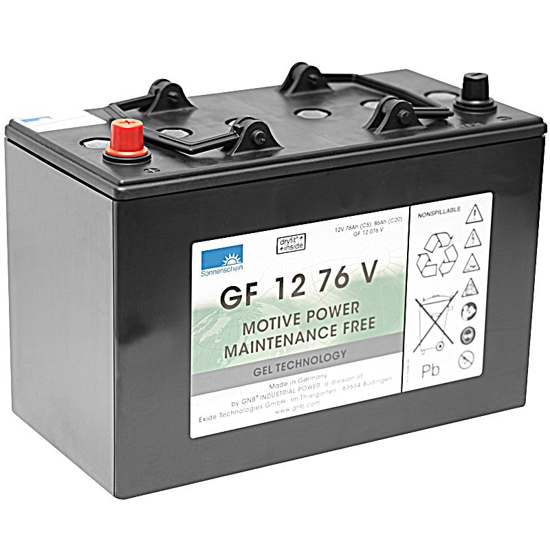 Ένα μαύρο μπλοκ έλξης μπαταρίας 12V/76Ah μπαταρία γέλης από την Diversey Deutschland GmbH & Co. OHG, χωρίς συντήρηση με κόκκινους/μαύρους ακροδέκτες και σύμβολα ασφαλείας/ανακύκλωσης σε λευκή ετικέτα. Λειτουργική τάση: 12V, Χωρητικότητα: 76Ah. Συσκευασία (1 τεμάχιο).
