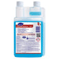 Der 1L Suma Café MilkClean C3.1 Milchsystemreiniger von Diversey Deutschland GmbH & Co. OHG verfügt über eine blaue Flüssigkeit, eine Doppelhalsflasche, einen weißen Verschluss und ein mehrsprachiges Etikett mit Gebrauchs- und Sicherheitshinweisen für die Reinigung von Kaffeemaschinen.