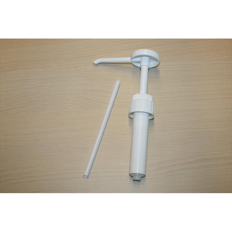 Μια λευκή αντλία χειρός για δοχεία των 5 λίτρων (20ml ανά άντληση, σπείρωμα 38mm) από την Diversey Deutschland GmbH & Co. OHG με ευθύ σωλήνα ανύψωσης βρίσκεται πάνω σε ανοιχτόχρωμο ξύλο - ιδανική για μετάγγιση σε μικρότερα δοχεία. Συσκευασία: 3 τεμάχια.
