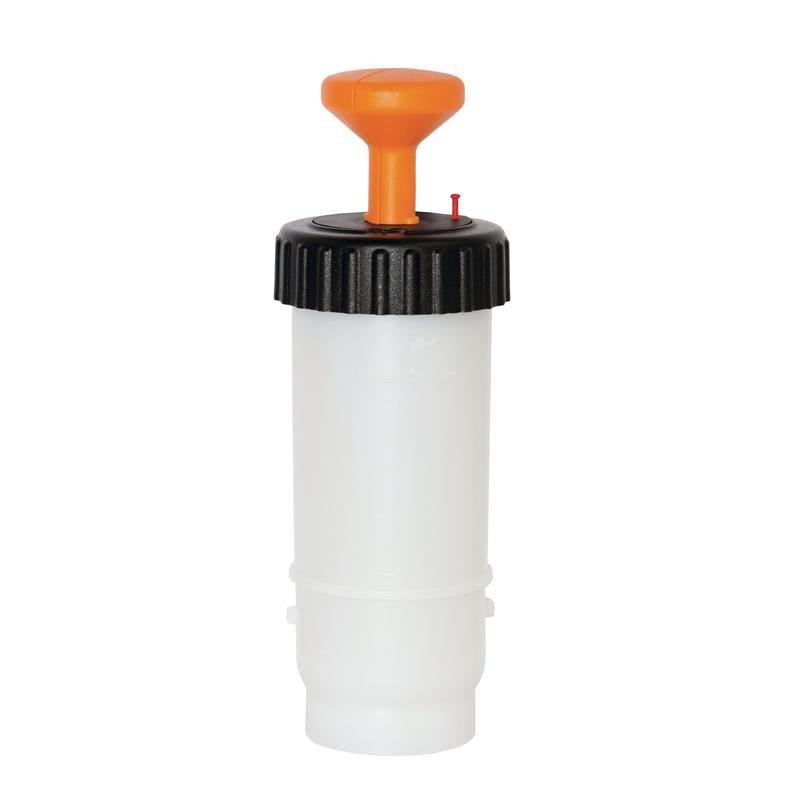 Το μπουκάλι TASKI VersaPlus 2.0 των 0,6 L από την Diversey είναι ένα λευκό μπουκάλι πίεσης (600 ml) με μαύρο βιδωτό καπάκι, μεγάλη πορτοκαλί λαβή εμβόλου και μικρό κόκκινο δείκτη - ιδανικό για αποτελεσματικό καθαρισμό με το TASKI VersaPlus 2.0.