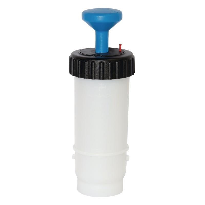 Το μπουκάλι TASKI VersaPlus 2.0 0,6 L μπλε από την Diversey είναι ένα μπουκάλι πίεσης 600 ml από λευκό πλαστικό με μαύρο βιδωτό καπάκι, μπλε λαβή Τ και κόκκινο δείκτη, σχεδιασμένο για το σύστημα καθαρισμού TASKI VersaPlus 2.0 (1 τεμάχιο).