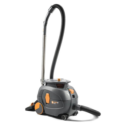 Μια σκούπα TASKI AERO 8 PLUS από την Diversey Deutschland GmbH & Co. OHG, συμπαγής και αθόρυβη, με ευέλικτο σωλήνα και μεταλλικό σωλήνα, στέκεται σε λευκό φόντο. Συσκευασία: 1 τεμάχιο.