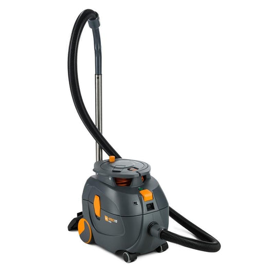 Το TASKI AERO 15 PLUS της Diversey Deutschland GmbH & Co. OHG είναι μια συμπαγής, ισχυρή και αθόρυβη σκούπα με δεξαμενή, η οποία συνοδεύεται από ένα εξάρτημα, ιδανική για αθόρυβο καθαρισμό, όπως απεικονίζεται σε λευκό φόντο.