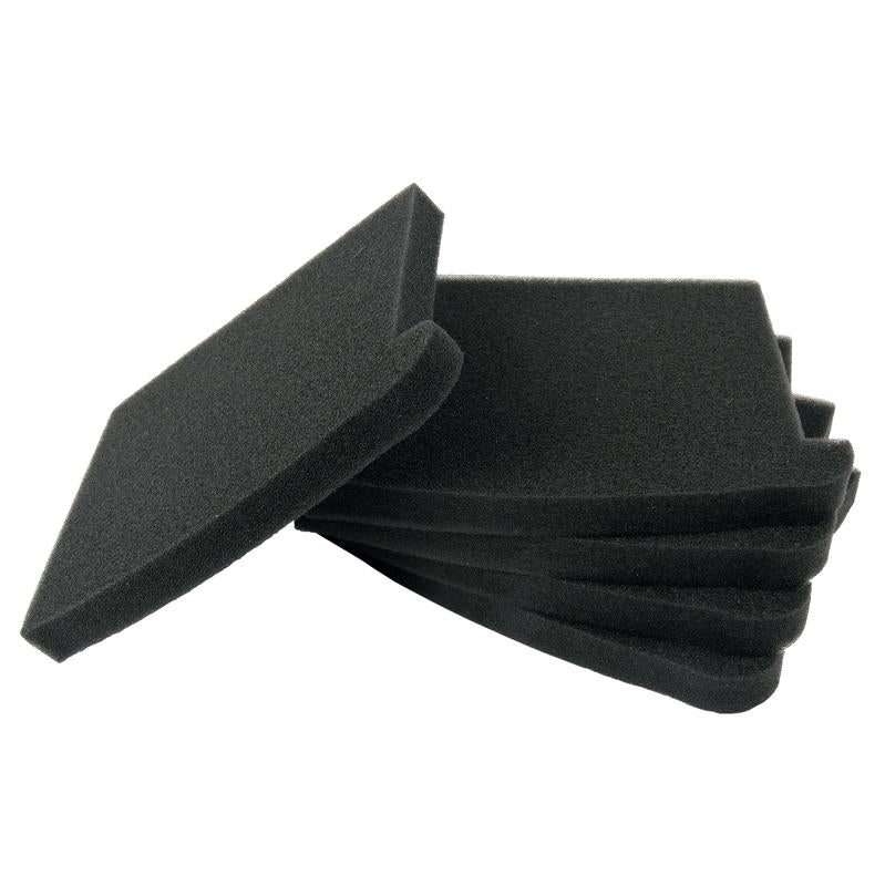 Ένας σωρός από πέντε μαύρα φίλτρα αφρού κινητήρα TASKI AERO BP της Diversey Deutschland GmbH & Co. OHG απεικονίζεται, ένα pad στέκεται όρθιο πάνω στον σωρό. Αυτά τα μαλακά, πορώδη φίλτρα ταιριάζουν στο TASKI Aero BP και παραδίδονται σε κουτιά των 10 τεμαχίων.