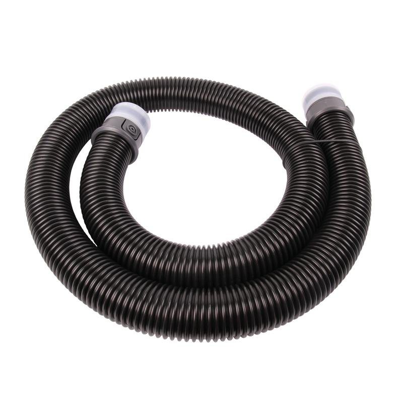 Ο σωλήνας αναρρόφησης TASKI AERO BP 1,5m από την Diversey Deutschland GmbH & Co. OHG διαθέτει ένα μαύρο πηνίο με δύο γκρι συνδέσεις, που προορίζεται για χρήση με την ηλεκτρική σκούπα TASKI Aero BP. Ένα κομμάτι ανά συσκευασία, απεικονίζεται σε λευκό φόντο.