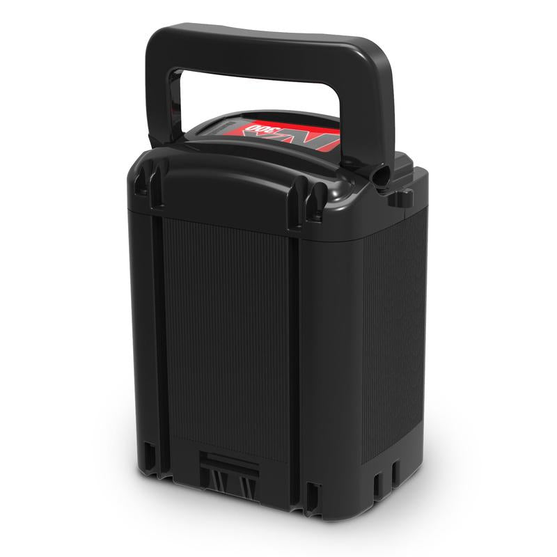 Μια μαύρη μπαταρία NX (1 τεμάχιο) από την Diversey Deutschland GmbH & Co. OHG, με δομημένη επιφάνεια και λαβή μεταφοράς, για το TASKI swingo 250µicro (2 μπαταρίες περιλαμβάνονται στη συσκευασία), απεικονισμένη σε λευκό φόντο.