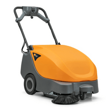 Το TASKI balimat 2300 RTU από την Diversey Deutschland GmbH είναι μια χειροκίνητη μηχανή σάρωσης για την καθημερινή σάρωση μεσαίων επιφανειών, συμπεριλαμβανομένων 2 κυλινδρικών βουρτσών, πλευρικής βούρτσας, μπαταρίας 42.5Ah και φορτιστή.