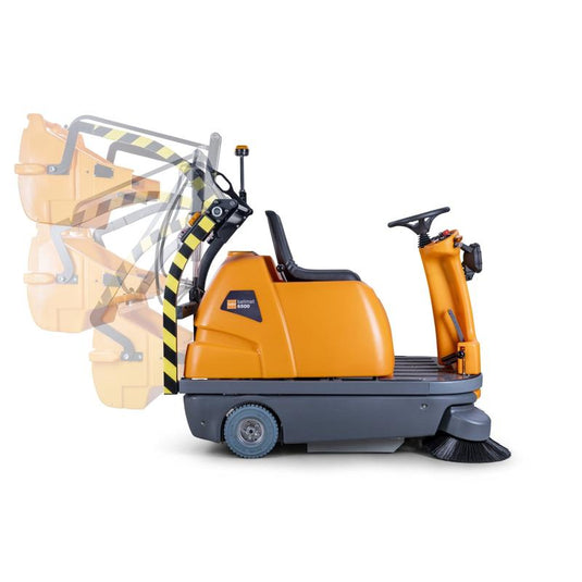 Μια πλευρική όψη της πορτοκαλί TASKI balimat 6500 HD RTU μηχανής σάρωσης καθίσματος με μπαταρία από την Diversey δείχνει το εύρος κίνησης του μπροστινού κάδου κατά την ανύψωση και κλίση προς τα εμπρός για την υψηλή εκκένωση.