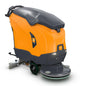 Ο TASKI ULTIMAXX 2900 SD50 της Diversey Deutschland GmbH & Co. OHG είναι μια μηχανή καθαρισμού επόμενης γενιάς με πορτοκαλί-γκρι περίβλημα, δεξαμενή 63 λίτρων, πίσω λαβή ελέγχου, τροχούς και βούρτσα στο έδαφος. Απεικονίζεται σε ένα απλό λευκό φόντο.
