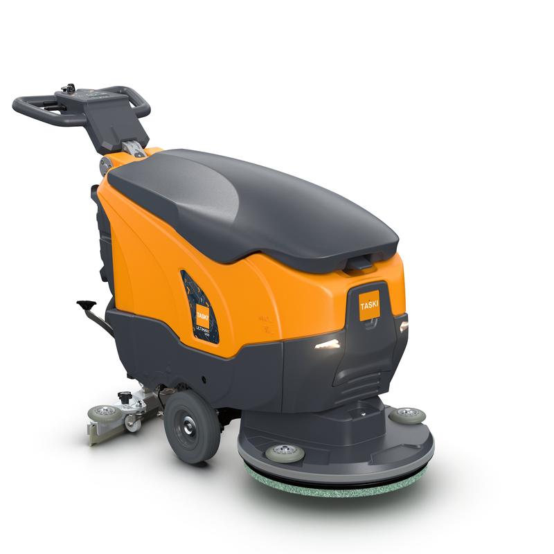 Η TASKI ULTIMAXX 900 SD50 P από την Diversey Deutschland είναι μια πορτοκαλί-γκρι, χωρίς κίνηση μηχανή καθαρισμού με χειρολαβή, δύο μεγάλους τροχούς, μια δεξαμενή 20L και έναν μπροστινό δίσκο 50cm σε λευκό φόντο.