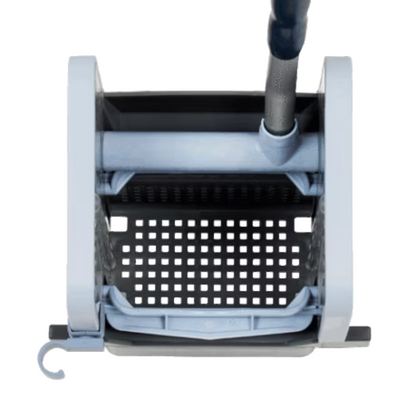 Άποψη από πάνω ενός γκρι κουβά από πολυπροπυλένιο, εξοπλισμένου με εξάρτημα στυψίματος και μια μαύρη διάτρητη πλατφόρμα. Η επαγγελματική κάθετη πρέσα Vileda GmbH με διαστάσεις 23x23x32 cm διαθέτει επεκτάσιμη λαβή και ένα μικρό γάντζο στο πλάι του κουβά.