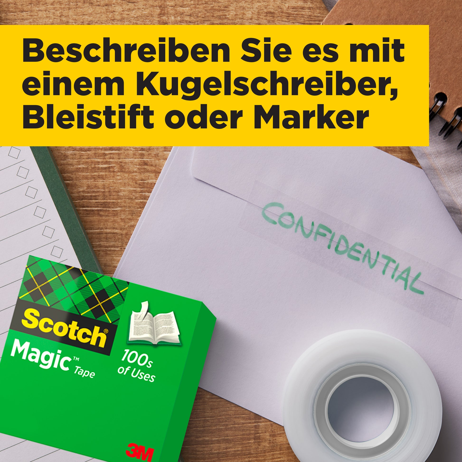 Eine Schachtel Scotch® Magic™ Unsichtbares Klebeband, Vorteilspack 14 Rollen (19 mm x 33 m) der 3M Deutschland GmbH wird mit Millimeterpapier und einem "CONFIDENTIAL"-Umschlag auf Holz gezeigt. Eine gelbe Fahne weist ihn als Schreibwaren-Tipp aus.