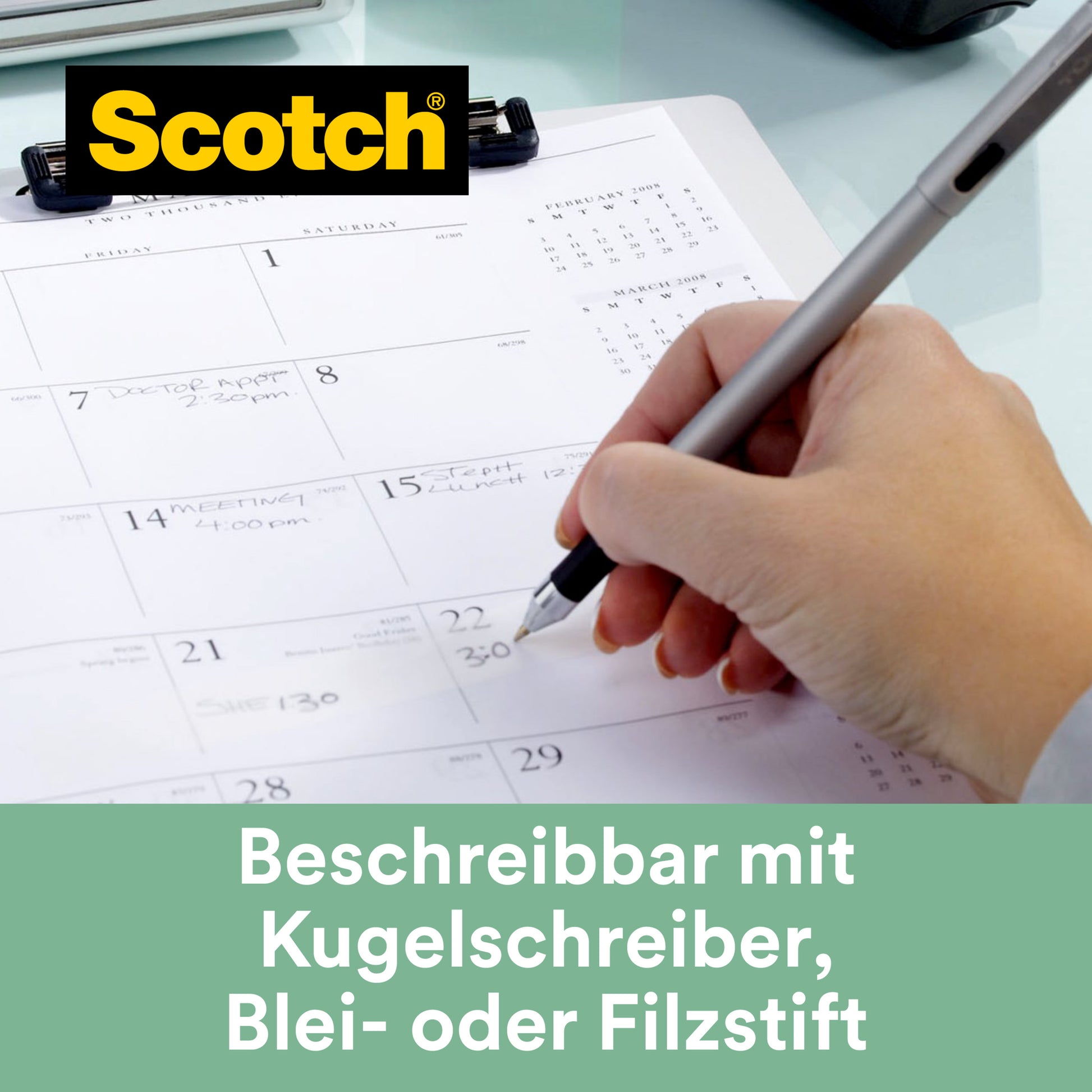 Eine Hand schreibt mit einem Stift auf einen Kalender, während sich im Hintergrund ein Klemmbrett und ein schwarzer Stift befinden. Das Bild zeigt das 3M Deutschland GmbH Scotch® Magic™ Klebeband (66% pflanzlicher Klebstoff) und kostenlose C38 Abroller, 19 mm x 33 m, 14 Rollen/Packung.