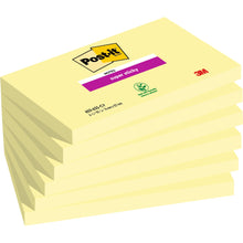 Ein Stapel von sechs Post-it® Super Sticky Notes (76 mm x 127 mm, 90 Blatt/Pad, 100% PEFC) der 3M Deutschland GmbH wird in einer Markenverpackung gezeigt, auf der die Symbole "Super Sticky" und Umweltzertifizierung sichtbar sind.