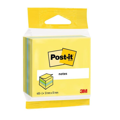 Μια συσκευασία Post-it® Notes Mini Κύβοι της 3M Deutschland GmbH περιέχει 400 φύλλα σε μέγεθος 51 x 51 mm, έχει κίτρινο περίβλημα με το λογότυπο της μάρκας και την εικόνα του σημειωματάριου και αποτελείται από χαρτί πιστοποιημένο κατά 100% PEFC.