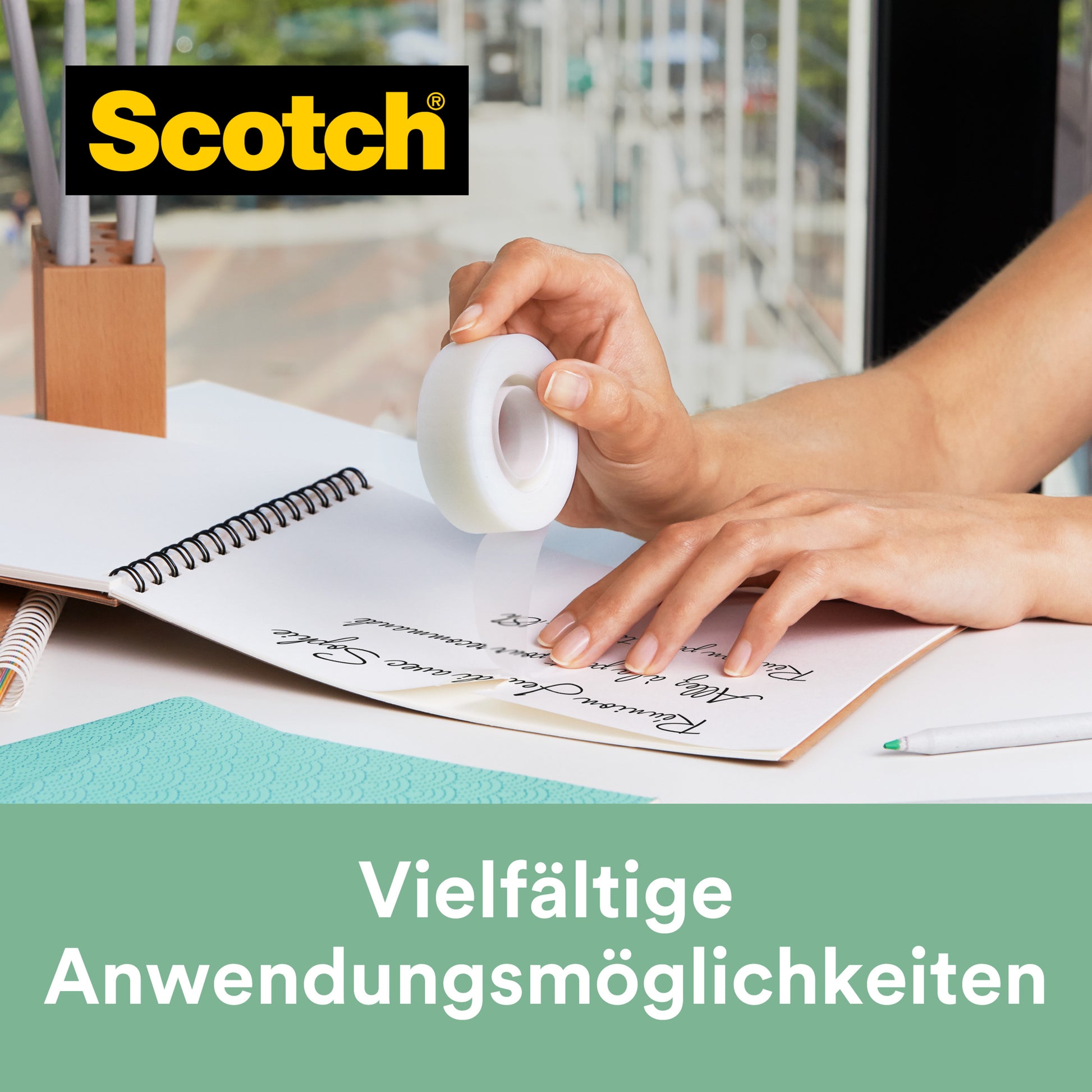 Eine Person verwendet Scotch® Magic™ Klebeband (19 mm x 33 m, 14 Rollen/Packung, mit 66 % pflanzlichem Klebstoff) von 3M Deutschland GmbH an einem Schreibtisch; oben links das Scotch Logo, unten der Text: "Vielfältige Anwendungsmöglichkeiten".
