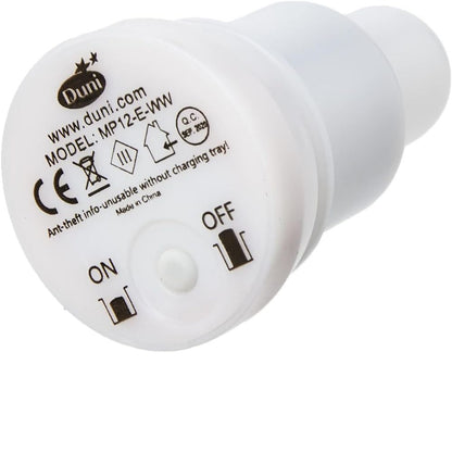 Μια λευκή, επαναφορτιζόμενη συσκευή LED της Duni GmbH, μοντέλο MP12-E-WW, από τη συσκευασία "LED Set, Θερμό Λευκό & Πολύχρωμο - 12 τεμάχια φώτα αλλαγής χρώματος"; με διακόπτη ενεργοποίησης/απενεργοποίησης, κουμπί, σύμβολο τηλεχειριστηρίου και συναγερμό κλοπής.