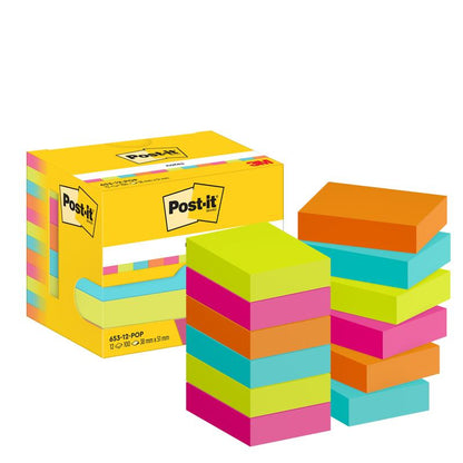 Ένα κίτρινο κουτί Post-it® Notes (3M Deutschland GmbH, Poptimistic Collection, 38 x 51 mm, 100 φύλλα/μπλοκ, 12 μπλοκ/συσκευασία) βρίσκεται δίπλα σε στοίβες από τετράγωνα αυτοκόλλητα σημειώματα σε έντονο κίτρινο, ροζ, μπλε, πορτοκαλί και πράσινο.