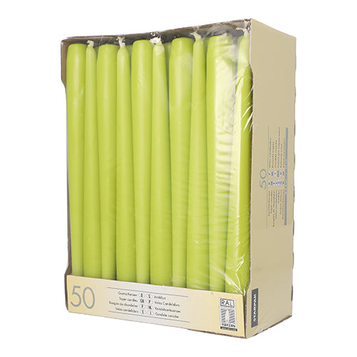 Ένα χάρτινο κουτί με 50 Starpak Leuchterkerzen (Ø 2,2 cm - 25 cm), εν μέρει τυλιγμένα σε διαφανή μεμβράνη, είναι ανοιχτό στο μπροστινό μέρος για να παρουσιάσει τα ψηλά λευκά κεριά με μεγάλη διάρκεια καύσης.