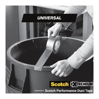 Eine Person klebt Scotch® Extremium™ Universal Klebeband (3 m x 19 mm) von einer Rolle auf den Rand eines großen schwarzen Mülleimers. Das Bild zeigt "UNIVERSAL", "Scotch EXTREMIUM" und den Markennamen der 3M Deutschland GmbH.