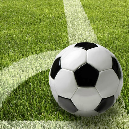 Μια ασπρόμαυρη μπάλα ποδοσφαίρου κάθεται σε πράσινο γρασίδι σε μια λευκή γραμμή - ιδανική για μια αθλητική διακόσμηση τραπεζιού με PAPSTAR 20 χαρτοπετσέτες, 33x33cm, 3-στρώσεων, 4-σετ από PAPSTAR GmbH στην επόμενη εκδήλωσή σας.