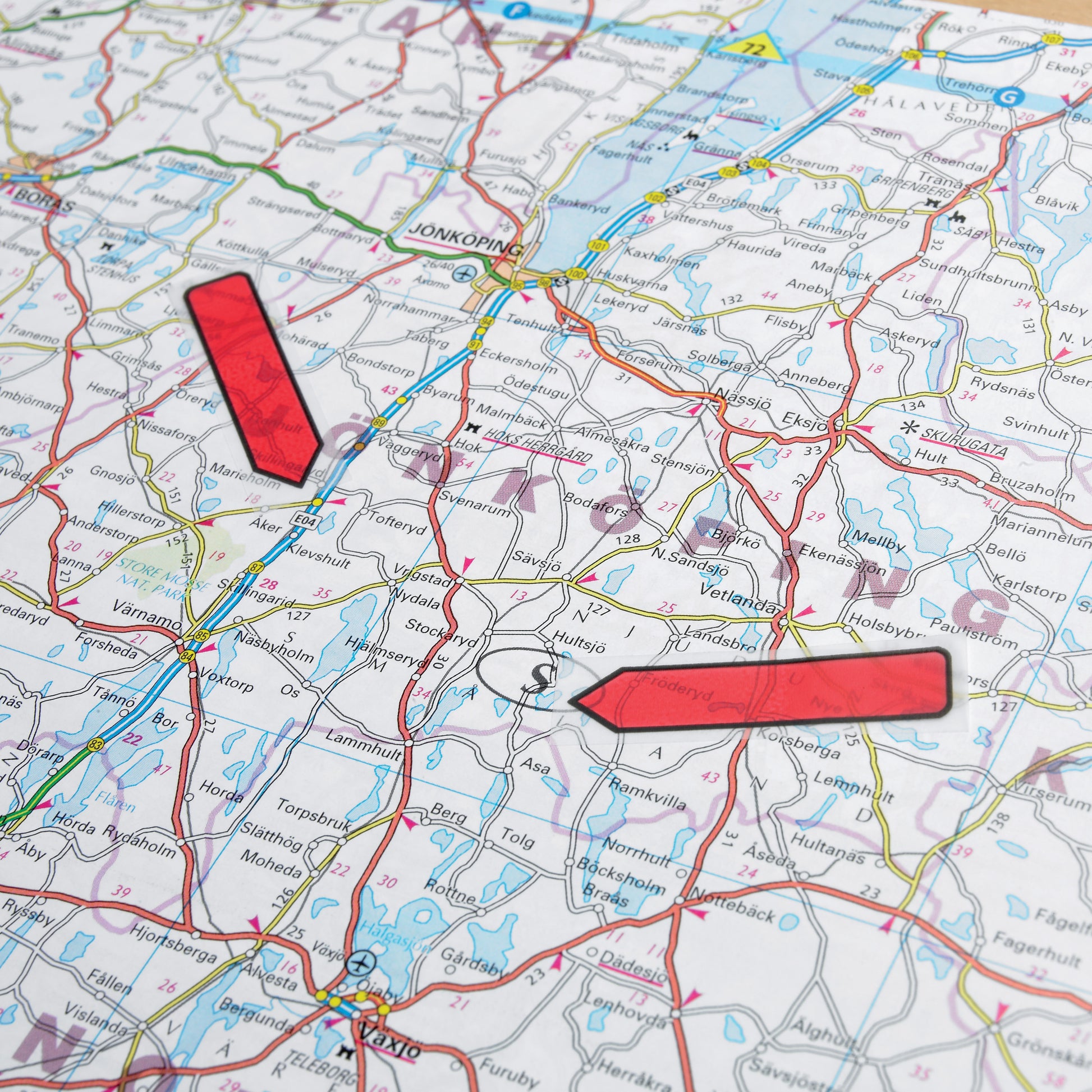 Eine Straßenkarte zeigt Jönköping und Nässjö in Südschweden, mit zwei 3M Post-it® Index Pfeilen (11,9 mm x 43,2 mm, verschiedene Farben) - ideal für Dokumente organisieren unterwegs. 100 Haftstreifen/Spender, 1 Stück (3M Deutschland GmbH).