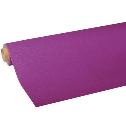 Ένας ρόλος PAPSTAR GmbH τραπεζομάντηλο, Tissue «ROYAL Collection» σε μοβ, μερικώς ξετυλιγμένος, για να δείξει την υψηλής ποιότητας tissue, τυλιγμένος γύρω από έναν καφέ χάρτινο πυρήνα.