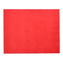 Die Starpak 100 Tischsets, stoffähnlich Vlies „soft selection“ (30x40 cm), in schlichtem Rot, bieten eine elegante Wahl für eine stilvolle Tischdekoration oder als schickes Platzset – perfekt in Szene gesetzt vor einem weißen Hintergrund.