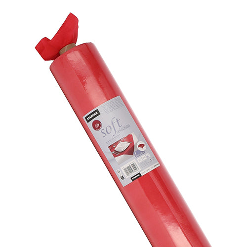 Ένα ρολό κόκκινο τραπεζομάντιλο Starpak, όμοιο με ύφασμα "Soft Selection", τυλιγμένο σε διαφανή μεμβράνη με ετικέτα προϊόντος και γραμμωτό κώδικα, έχει ένα φύλλο που είναι μερικώς τραβηγμένο από πάνω.