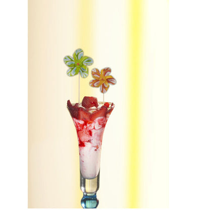 Ένα ψηλό ποτήρι περιέχει ένα ροζ-λευκό επιδόρπιο, καλυμμένο με σάλτσα φράουλας και έναν PAPSTAR διακοσμητικό πικάπ "Ανεμόμυλος" (17,5 εκ., σε διάφορα χρώματα), που εμπλουτίζει παιχνιδιάρικα τη διακόσμηση του πάρτι. Το σετ της PAPSTAR GmbH περιλαμβάνει 50 πικάπ σε χάρτινο δίσκο.