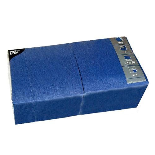 Μια μπλε ορθογώνια συσκευασία PAPSTAR 250 χαρτοπετσέτες, 3-στρώσεις 1/4-πτυχή από PAPSTAR GmbH, κάθε χαρτοπετσέτα 40x40 εκ. - φιλική προς το περιβάλλον και ιδανική για την εστίαση, με πληροφορίες προϊόντος και λογότυπο στη γωνία της συσκευασίας.