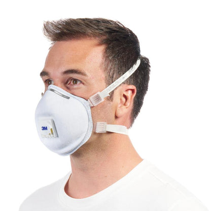 Ένας άντρας με κοντά καστανά μαλλιά στο προφίλ φοράει τη μάσκα σωματιδίων 3M™ Cool Flow™ 9928 για εργασίες συγκόλλησης, με βαλβίδα (1 τεμάχιο) από την 3M Deutschland GmbH, στερεωμένη με δύο ελαστικούς ιμάντες, μπροστά από ένα απλό λευκό φόντο.