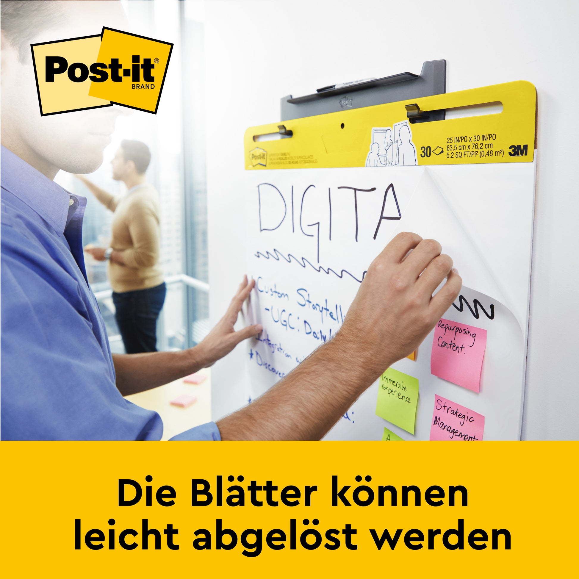 Eine Person schreibt auf eine große Post-it® Super Sticky Mini Meeting Chart (38 cm x 45,7 cm, 20 Blatt), 3M Deutschland GmbH, während Haftnotizen angebracht sind. Deutscher Text: "Die Blätter können leicht abgelöst werden.