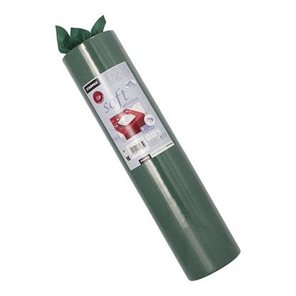 Ένας τυλιγμένος πράσινος Starpak δρομέας τραπεζιού, υφασμάτινο βελόνα «soft selection» (24 m x 40 cm), με ετικέτα με πληροφορίες προϊόντος και εικόνα κόκκινου αυτοκινήτου, είναι κυλινδρικά συσκευασμένος, με λίγο υλικό να προεξέχει στην κορυφή.