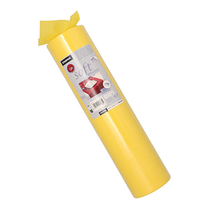 Ένας όρθιος ρολό Starpak δρομέας τραπεζιού, υφασμάτινο βελόνα «soft selection» (24 m x 40 cm), μερικώς ξεπακεταρισμένος στην κορυφή, δείχνει μια ετικέτα προϊόντος με λεπτομέρειες και μια εικόνα ενός κόκκινου καλύμματος δαπέδου.