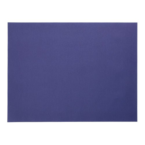 Ένα 30 x 40 cm μεγάλο σκούρο μπλε χαρτοπετσέτα της PAPSTAR GmbH από το σετ PAPSTAR 100 σετ τραπεζιών βρίσκεται σε λευκό φόντο.
