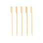Fünf PAPSTAR 250 Fingerfood-Spieße "pure" der PAPSTAR GmbH mit flachen, gekerbten Holzstielen und spitzen Spitzen reihen sich auf weißem Grund aneinander - ideal für jedes Partybuffet.