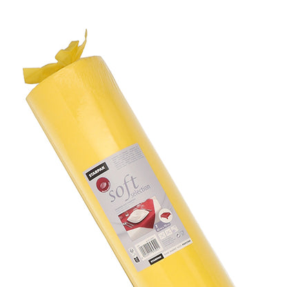 Ένα ρολό τραπεζομάντιλο Starpak, όμοιο με ύφασμα "Soft Selection", είναι κυρτωμένο μπροστά από ένα λευκό φόντο και δείχνει μια ετικέτα με την επωνυμία Starpak, το όνομα του προϊόντος και ένα τραπέζι στρωμένο με σερβίτσια.