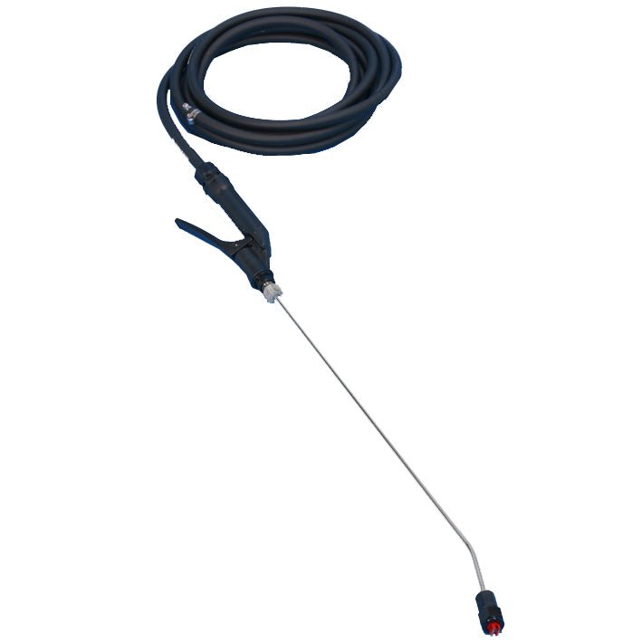 Η Diversey Deutschland GmbH Sprühlanze mit Schlauch für TASKI aquamat (1 Stück) διαθέτει έναν τυλιγμένο μαύρο σωλήνα και μια λάντζα με ακροφύσιο, ιδανική για εργασίες καθαρισμού· απεικονίζεται σε ένα απλό λευκό φόντο.