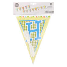 Die PAPSTAR Wimpelkette "Happy Birthday" (4 m, lackiertes Papier) von PAPSTAR GmbH ist ideal für die Geburtstagsdeko, mit bunten Wimpelflaggen und einem beispielhaften Geburtstagsbild auf dem oberen Etikett. Inklusive weißer Schnur.