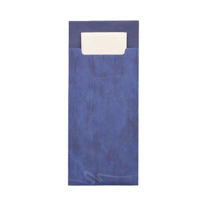 Μια λευκή χαρτοπετσέτα είναι εν μέρει τοποθετημένη σε μια PAPSTAR 520 θήκη μαχαιροπήρουνων (20 x 8,5 cm, δύο στρώσεων, 33 x 33 cm) από διακριτικά σχεδιασμένο υλικό της μάρκας PAPSTAR GmbH.